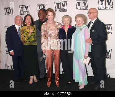 7. März 2004 - Hollywood, Kalifornien, US - K35928EG. TV LAND AWARDS: EINE FEIER DES KLASSISCHEN TV-PRESSROOM IM HOLLYWOOD PALLADIUM IN HOLLYWOOD, CA... 07.03.2004.  /EGI/ 2004. JOHN AMOS, ED ASNER, MARY TYLER MOORE, CLORIS LEACHMAN, GAVIN MACLEOD und VALERIE HARPER(Credit Image: © Ed Geller/Glo Stockfoto