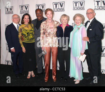 7. März 2004 - Hollywood, Kalifornien, US - K35928EG. TV LAND AWARDS: EINE FEIER DES KLASSISCHEN TV-PRESSROOM IM HOLLYWOOD PALLADIUM IN HOLLYWOOD, CA... 07.03.2004.  /EGI/ 2004. JOHN AMOS, ED ASNER, MARY TYLER MOORE, CLORIS LEACHMAN, GAVIN MACLEOD und VALERIE HARPER(Credit Image: © Ed Geller/Glo Stockfoto