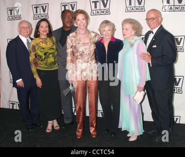 7. März 2004 - Hollywood, Kalifornien, US - K35928EG. TV LAND AWARDS: EINE FEIER DES KLASSISCHEN TV-PRESSROOM IM HOLLYWOOD PALLADIUM IN HOLLYWOOD, CA... 07.03.2004.  /EGI/ 2004. JOHN AMOS, ED ASNER, MARY TYLER MOORE, CLORIS LEACHMAN, GAVIN MACLEOD und VALERIE HARPER(Credit Image: © Ed Geller/Glo Stockfoto