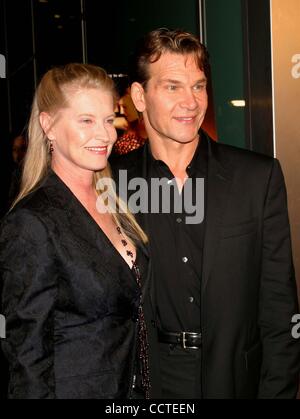 24. Februar 2004 - Hollywood, Kalifornien, US - K35587EG. DIRTY DANCING HAVANA NIGHTS WELTPREMIERE AM CINERAMA DOME THEATRE IN HOLLYWOOD, KALIFORNIEN .02/24/2004.  /E.G.I./ 2004.PATRICK SWAYZE UND FRAU LISA. (Kredit-Bild: © Ed Geller/Globe Photos/ZUMAPRESS.com) Stockfoto