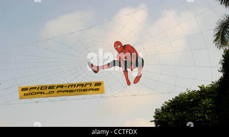 22. Juni 2004 - Hollywood, Kalifornien, US - K37959EG. SPIDER-MAN 2 LOS ANGELES PREMIERE IM MANN VILLAGE THEATER, WESTWOOD, CALIFORNIA.06/22/2004.  /E.G.I./ 2004.POSTER. (Kredit-Bild: © Ed Geller/Globe Photos/ZUMAPRESS.com) Stockfoto