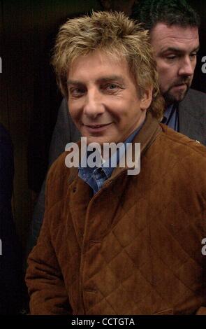 1. Oktober 2003 - New York, New York, US - K33188JKRON. NBC heute SHOW TOYOTA Konzertreihe IN ROCKEFELLER PLAZA in den NBC STUDIOS, NEW YORK New York.10/01/2003.  / 2003.BARRY MANILOW (Kredit-Bild: © John Krondes/Globe Photos/ZUMAPRESS.com) Stockfoto