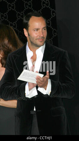 28. März 2004 - Hollywood, Kalifornien, US - K36308EG. TOM FORD ERHÄLT 2. JÄHRLICHE RODEO DRIVE WALK OF STYLE AWARD, RODEO DRIVE, BEVERLY HILLS, CALIFORNIA.03/28/2004.  /E.G.I./ 2004.TOM FORD. (Kredit-Bild: © Ed Geller/Globe Photos/ZUMAPRESS.com) Stockfoto