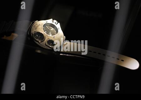 23. März 2010 wird auf dem Messestand an der Baselworld 2010 Uhren- und Schmuck-Show am 23. März 2010 in Basel, Schweiz - Basel, Schweiz - A Schweißer Uhr angezeigt. Luxus-Uhrenhersteller gehen zurück zu den Wurzeln mit klassischen Designs als Akteure aus der Industrie an der weltweit größten Watch fair Krieg Stockfoto