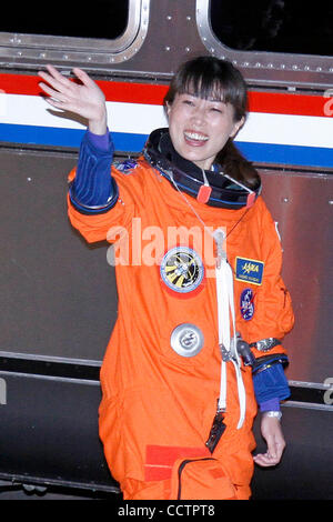 05. April 2010:Japan Aerospace Exploration Agency Astronaut Naoko Yamazaki Missionsspezialist auf Space Shuttle Discovery verlässt, den Betrieb und die Kasse aufbauend auf ihrem Weg zum Board das Shuttle auf Launch Pad 39A des Kennedy Space Center, Florida  Obligatorische Credit: Donald Montague / Southcreek Glo Stockfoto