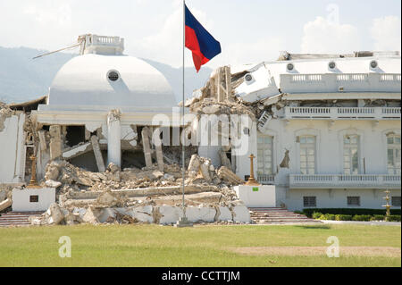 22. Februar 2010, Port au Prince, Haiti - The National Palace in Haitis Hauptstadt Port au Prince, 5 Wochen nach der Januar 12. Erdbeben zerstörte große Teile der Stadt.  (Bild Kredit: David Snyder/ZUMA Press) Stockfoto