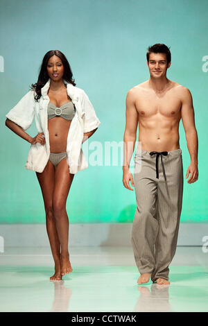 25. März 2010: Jamie Paul Holahan zeigte seine Swim Wear Kollektion an Mode Woche El Paseo im El Paseo in Palm Desert, Kalifornien statt. Obligatorische Credit: Gerry Maceda / Southcreek Global Stockfoto