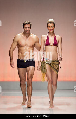 25. März 2010: Jamie Paul Holahan zeigte seine Swim Wear Kollektion an Mode Woche El Paseo im El Paseo in Palm Desert, Kalifornien statt. Obligatorische Credit: Gerry Maceda / Southcreek Global Stockfoto