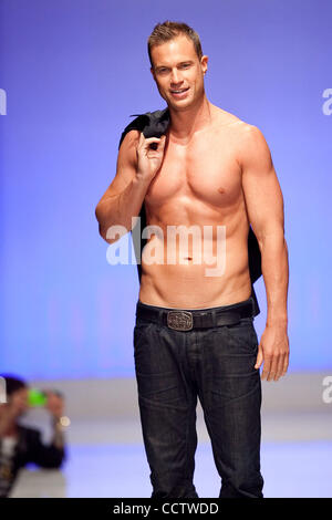 25. März 2010: Jamie Paul Holahan zeigte seine Swim Wear Kollektion an Mode Woche El Paseo im El Paseo in Palm Desert, Kalifornien statt. Obligatorische Credit: Gerry Maceda / Southcreek Global Stockfoto