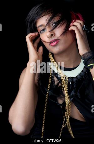 18. April 2010 - Los Angeles, Kalifornien, USA - Studio Portrait Session von ANJULIE PERSAUD, besser bekannt als ANJULIE ist ein kanadischer Singer/Songwriter aus Oakville, Ontario, Kanada, einem Vorort außerhalb von Toronto. Anjulie schrieb die einzigen "Don't Call Me Baby" von kanadische Musikerin Kreesha Turner, Stockfoto