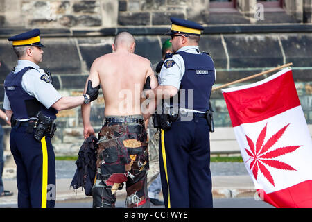 20. April 2010: dieser junge Mann war ein wenig zu beeinträchtigt, in der Öffentlichkeit sein und hat sich während der 420 Rallye am Parliament Hill in Ottawa, Ontario, Kanada verhaftet. 420, 04:20 oder 4/20 (ausgeprägte vier-zwanzig) bezieht sich auf den Konsum von Cannabis und durch Verlängerung, eine Möglichkeit, sich mit Cannabis zu identifizieren Stockfoto