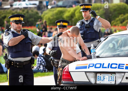 20. April 2010: dieser junge Mann war ein wenig zu beeinträchtigt, in der Öffentlichkeit sein und hat sich während der 420 Rallye am Parliament Hill in Ottawa, Ontario, Kanada verhaftet. 420, 04:20 oder 4/20 (ausgeprägte vier-zwanzig) bezieht sich auf den Konsum von Cannabis und durch Verlängerung, eine Möglichkeit, sich mit Cannabis zu identifizieren Stockfoto