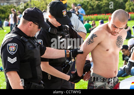 20. April 2010: dieser junge Mann war ein wenig zu beeinträchtigt, in der Öffentlichkeit sein und hat sich während der 420 Rallye am Parliament Hill in Ottawa, Ontario, Kanada verhaftet. 420, 04:20 oder 4/20 (ausgeprägte vier-zwanzig) bezieht sich auf den Konsum von Cannabis und durch Verlängerung, eine Möglichkeit, sich mit Cannabis zu identifizieren Stockfoto