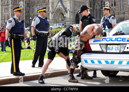 20. April 2010: dieser junge Mann war ein wenig zu beeinträchtigt, in der Öffentlichkeit sein und hat sich während der 420 Rallye am Parliament Hill in Ottawa, Ontario, Kanada verhaftet. 420, 04:20 oder 4/20 (ausgeprägte vier-zwanzig) bezieht sich auf den Konsum von Cannabis und durch Verlängerung, eine Möglichkeit, sich mit Cannabis zu identifizieren Stockfoto