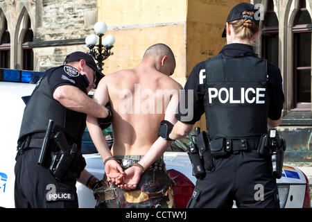 20. April 2010: dieser junge Mann war ein wenig zu beeinträchtigt, in der Öffentlichkeit sein und hat sich während der 420 Rallye am Parliament Hill in Ottawa, Ontario, Kanada verhaftet. 420, 04:20 oder 4/20 (ausgeprägte vier-zwanzig) bezieht sich auf den Konsum von Cannabis und durch Verlängerung, eine Möglichkeit, sich mit Cannabis zu identifizieren Stockfoto