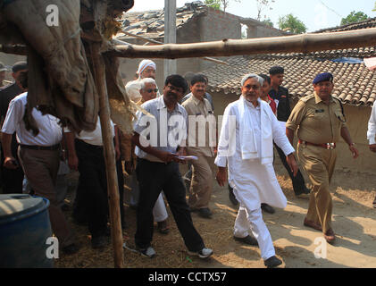 Nitish Kumar, aktuelle Hauptminister von Bihar; auf einer Straße Reise in Champaran in Nord-Bihar. Stockfoto