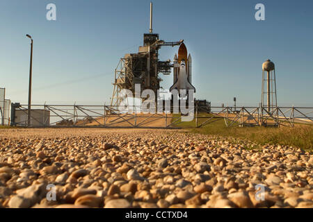 13. Mai 2010: Space Shuttle Atlantis, STS-132, sitzt auf der Startrampe 39-A während der letzten Vorbereitungen vor dem Start am Kennedy Space Center bereit. Atlantis ist geplant für den endgültigen Start 14. Mai 2010 bevor die Shuttle-Flotte noch in diesem Jahr in den Ruhestand.  Obligatorische Credit: Donald Montague / Southcreek Stockfoto