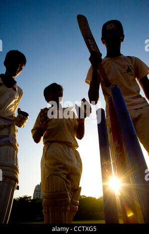 28. April 2010, Mumbai, Indien - Young cricket Spieler bereiten die Pforten für die Praxis an der Azad Maidan Kricketboden in Süd-Mumbai, einige der ältesten und beliebtesten Anlage in der Stadt.  (Bild Kredit: David Snyder/ZUMAPress) Stockfoto