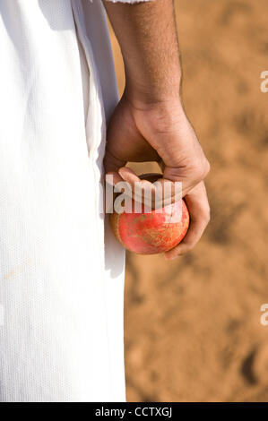 28. April 2010, Mumbai, Indien - bereitet ein junger Cricketspieler Schüssel einen Ball während des Trainings auf den Azad Maidan Cricket Grounds in South Mumbai, einige der ältesten und beliebtesten Anlage in der Stadt. Cricket ist in Indien sehr populär. (Bild Kredit: David Snyder/ZUMAPress) Stockfoto