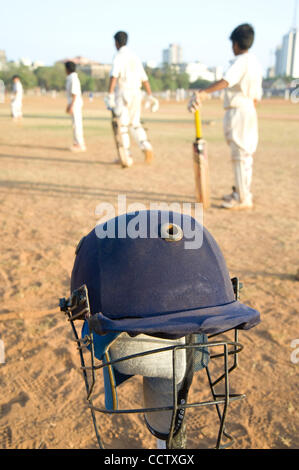 28. April 2010, Mumbai, Indien - cricket Young Spieler Praxis auf den Azad Maidan Cricket Grounds in South Mumbai, einige der ältesten und beliebtesten Anlage in der Stadt.  (Bild Kredit: David Snyder/ZUMAPress) Stockfoto