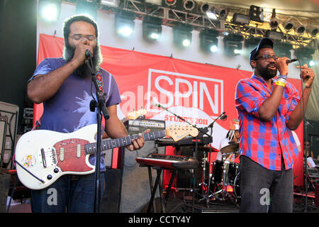 TV im Radio erklingt in der Spin-Party im Stubb ist im Jahr 2011 der SXSW in Austin Texas am 18. März 2011.  Tunde Adebimpe - Gesang Kyp Malone - Lead-Gitarre mit großen Bart Schnecke; 21sxsw Stockfoto