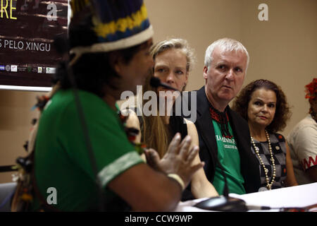 31. März 2010 - Manaus, Brasilien - JAMES CAMERON, Regisseur von Avatar, mit seiner Frau SUZY AMIS eine Pressekonferenz am Mittwoch, den 31. März um 10:00 im Hotel Tropical hält Bericht über seine Erfahrungen mit einem dreitägigen Besuchs auf einer Website der vorgeschlagenen Belo Monte-Staudamm-Projekt in den Big Bend regi Stockfoto