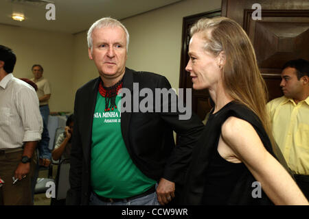 31. März 2010 - Manaus, Brasilien - JAMES CAMERON, Regisseur von Avatar, mit seiner Frau SUZY AMIS eine Pressekonferenz am Mittwoch, den 31. März um 10:00 im Hotel Tropical hält Bericht über seine Erfahrungen mit einem dreitägigen Besuchs auf einer Website der vorgeschlagenen Belo Monte-Staudamm-Projekt in den Big Bend regi Stockfoto