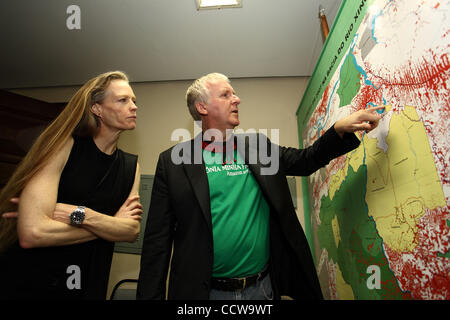 31. März 2010 - Manaus, Brasilien - JAMES CAMERON, Regisseur von Avatar, mit seiner Frau SUZY AMIS eine Pressekonferenz am Mittwoch, den 31. März um 10:00 im Hotel Tropical hält Bericht über seine Erfahrungen mit einem dreitägigen Besuchs auf einer Website der vorgeschlagenen Belo Monte-Staudamm-Projekt in den Big Bend regi Stockfoto