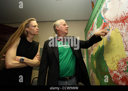 31. März 2010 - Manaus, Brasilien - JAMES CAMERON, Regisseur von Avatar, mit seiner Frau SUZY AMIS eine Pressekonferenz am Mittwoch, den 31. März um 10:00 im Hotel Tropical hält Bericht über seine Erfahrungen mit einem dreitägigen Besuchs auf einer Website der vorgeschlagenen Belo Monte-Staudamm-Projekt in den Big Bend regi Stockfoto