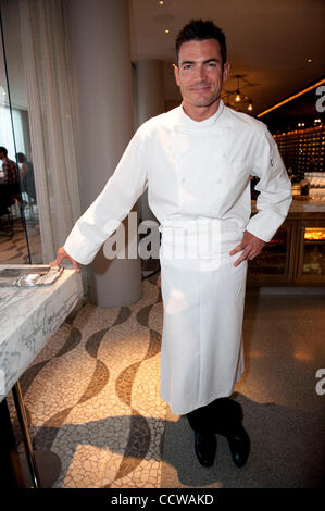 19. April 2010 posiert in der Küche bei RF im Andaz Hotel - Los Angeles, CA, US - Schauspieler & Küchenchef AIDAN TURNER. (Kredit-Bild: © Lisa Rose/ZUMApress.com) Stockfoto