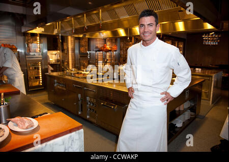 19. April 2010 posiert in der Küche bei RF im Andaz Hotel - Los Angeles, CA, US - Schauspieler & Küchenchef AIDAN TURNER. (Kredit-Bild: © Lisa Rose/ZUMApress.com) Stockfoto