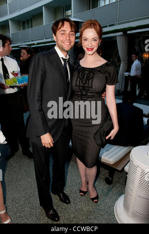 24. Mai 2010 - Beverly Hills, Kalifornien, USA - CHRISTINA HENDRICKS und VINCENT. KARTHEISER stellen bei Lionsgate Poolparty (Credit-Bild: © Lisa Rose/ZUMApress.com) Stockfoto