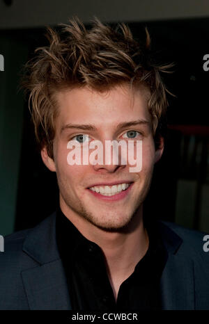 24. Mai 2010 - Beverly Hills, Kalifornien, USA - HUNTER PARRISH stellt bei Lionsgate Poolparty (Credit-Bild: © Lisa Rose/ZUMApress.com) Stockfoto