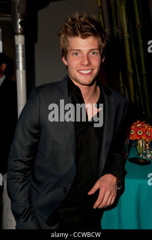 24. Mai 2010 - Beverly Hills, Kalifornien, USA - HUNTER PARRISH stellt bei Lionsgate Poolparty (Credit-Bild: © Lisa Rose/ZUMApress.com) Stockfoto