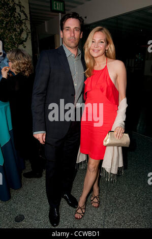 24. Mai 2010 - Beverly Hills, Kalifornien, USA - JON HAMM und JENNIFER WESTFELDT stellen bei Lionsgate Poolparty (Credit-Bild: © Lisa Rose/ZUMApress.com) Stockfoto