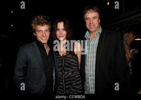 24. Mai 2010 - Beverly Hills, Kalifornien, USA - HUNTER PARRISH, MARY-LOUISE PARKER und KEVIN NEALON stellen bei Lionsgate Poolparty (Credit-Bild: © Lisa Rose/ZUMApress.com) Stockfoto