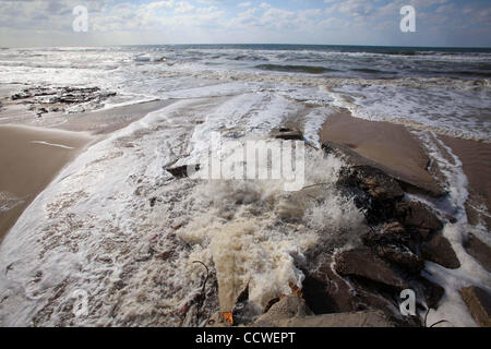 22. März 2010 - Strand von Gaza, Gaza-Streifen - Abwasser-Steckdose am Strand im Zentrum des Gazastreifens gießen. Im Gaza-Streifen, wo die 1,5 Millionen Menschen leben, mehr als 40 private Kläranlagen und mindestens 20.000 home Reinigung Filter dienen zur Trinkwasserversorgung für die Anwohner seit der Stockfoto