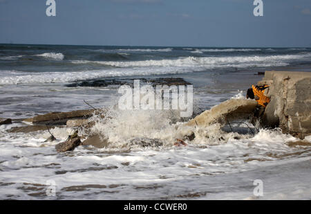 22. März 2010 - Strand von Gaza, Gaza-Streifen - Abwasser-Steckdose am Strand im Zentrum des Gazastreifens gießen. Im Gaza-Streifen, wo die 1,5 Millionen Menschen leben, mehr als 40 private Kläranlagen und mindestens 20.000 home Reinigung Filter dienen zur Trinkwasserversorgung für die Anwohner seit der Stockfoto