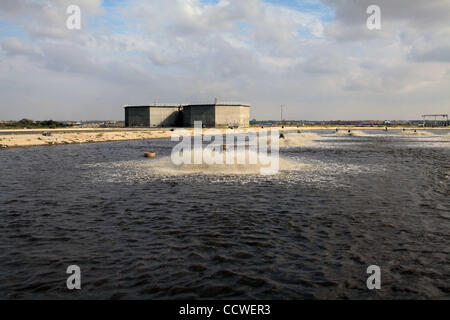 22. März 2010 - Strand von Gaza, Gaza-Streifen - Abwasser Filterfläche im Zentrum des Gazastreifens. Im Gaza-Streifen, wo die 1,5 Millionen Menschen, mehr als 40 private Kläranlagen und mindestens 20.000 home Reinigung Filter Leben werden verwendet, um Trinkwasser für die Anwohner bieten, da das Leitungswasser Pr ist Stockfoto