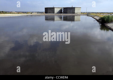 22. März 2010 - Strand von Gaza, Gaza-Streifen - Abwasser Filterfläche im Zentrum des Gazastreifens. Im Gaza-Streifen, wo die 1,5 Millionen Menschen, mehr als 40 private Kläranlagen und mindestens 20.000 home Reinigung Filter Leben werden verwendet, um Trinkwasser für die Anwohner bieten, da das Leitungswasser Pr ist Stockfoto