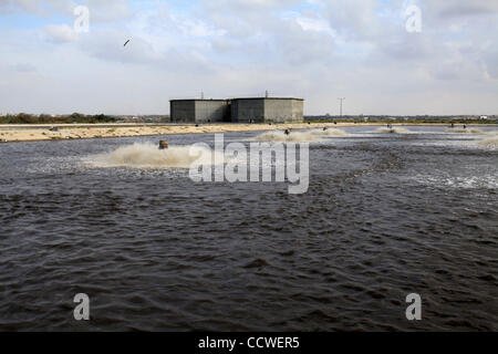 22. März 2010 - Strand von Gaza, Gaza-Streifen - Abwasser Filterfläche im Zentrum des Gazastreifens. Im Gaza-Streifen, wo die 1,5 Millionen Menschen, mehr als 40 private Kläranlagen und mindestens 20.000 home Reinigung Filter Leben werden verwendet, um Trinkwasser für die Anwohner bieten, da das Leitungswasser Pr ist Stockfoto