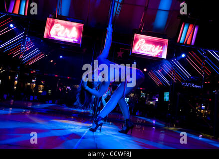 Atlanta, GA--CYNDEE WOODS, 21 jährige Tänzerin bei Pink Pony-Strip-Club in Atlanta für Tipps für drei Jahre tanzt. MODEL Release © Robin Nelson Stockfoto