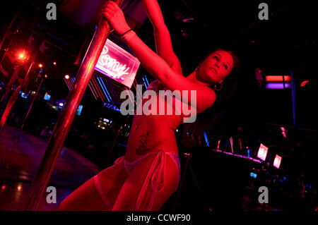 Atlanta, GA--CYNDEE WOODS, 21 jährige Tänzerin bei Pink Pony-Strip-Club in Atlanta für Tipps für drei Jahre tanzt. MODEL Release © Robin Nelson Stockfoto