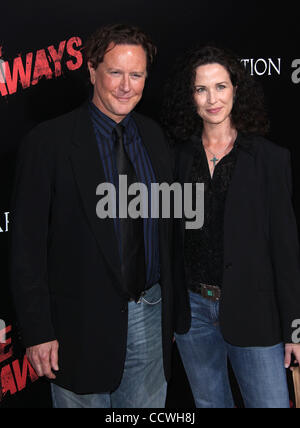 11. März 2010 - Hollywood, Kalifornien, USA - Schauspieler JUDGE REINHOLD & Frau Amy Ankunft to'The Fluchten Los Angeles Premiere auf der Cinerama-Dome statt. (Kredit-Bild: © Lisa O'Connor/ZUMA Press) Stockfoto