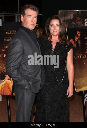 25. März 2010 abgehaltenen Linwood Dunn - Hollywood, Kalifornien, USA - Schauspieler PIERCE BROSNAN & Frau KEELY Ankunft in "The Greatest" Los Angeles Premiere. (Kredit-Bild: © Lisa O'Connor/ZUMA Press) Stockfoto