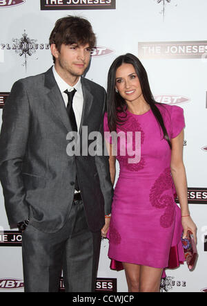 8. April 2010 abgehaltenen Arclight Hollywood - Hollywood, Kalifornien, USA - Schauspieler ASHTON KUTCHER & DEMI MOORE in "The Joneses" Los Angeles Premiere. (Kredit-Bild: © Lisa O'Connor/ZUMA Press) Stockfoto