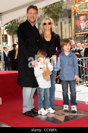 12. April 2010 - Hollywood, Kalifornien, USA - RUSSELL CROWE, Frau DANIELLE SPENCER und Söhne TENNYSON und CHARLIE (R) als er seinen Stern während seine Walk of Fame Ceremony in Hollywood bekommt. (Kredit-Bild: © Lisa O'Connor/ZUMA Press) Stockfoto