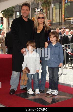 12. April 2010 - Hollywood, Kalifornien, USA - RUSSELL CROWE, Frau DANIELLE SPENCER und Söhne TENNYSON und CHARLIE (R) als er seinen Stern während seine Walk of Fame Ceremony in Hollywood bekommt. (Kredit-Bild: © Lisa O'Connor/ZUMA Press) Stockfoto