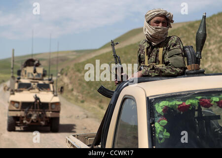 17. Mai 2010 - Fortschritte Provinz Herat, Afghanistan – ein Afghan National Army Soldat zur Unterstützung bei der Beitreibung von zwei behinderten Fahrzeuge aus dem 2. Bataillon, 508. Infanterie-Regiment, in der Provinz Herat, Afghanistan, auf Montag, 17. Mai 2010. US-Armee Soldaten aus Alpha-Truppe, 4. Geschwader, 73. Ca Stockfoto