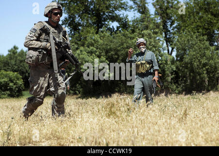 17. Mai 2010 - Provinz Herat, Afghanistan – US Army Spc. Andrew Bittick, Alpha-Truppe, 4. Geschwader, 73. Kavallerie-Regiment, 4th Brigade Combat Team, 82nd Airborne Division, Patrouillen nach Kontakt mit verdächtigen feindliche Kräfte in Kushki Kuhna District, Provinz Herat, Afghanistan, am Montag gemacht wurde Stockfoto